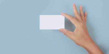 Elinde sanal bir kart tutarken...