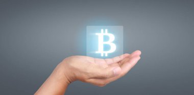 Eller bitcoin simgesini dijital üzerinde sanal para olarak gösterir