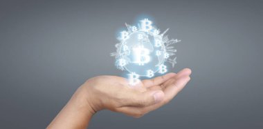 Eller bitcoin simgesini dijital üzerinde sanal para olarak gösterir