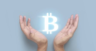 Eller bitcoin simgesini dijital üzerinde sanal para olarak gösterir