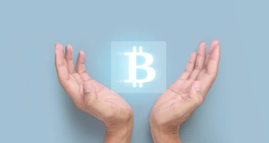 Eller bitcoin simgesini dijital üzerinde sanal para olarak gösterir