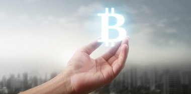 Eller bitcoin simgesini dijital üzerinde sanal para olarak gösterir