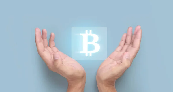 Χέρια Που Δείχνουν Εικονίδιο Bitcoin Εικονικά Χρήματα Ψηφιακή — Φωτογραφία Αρχείου