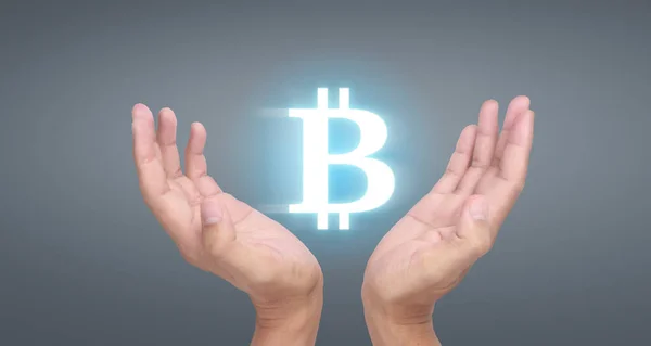Eller Bitcoin Simgesini Dijital Üzerinde Sanal Para Olarak Gösterir — Stok fotoğraf