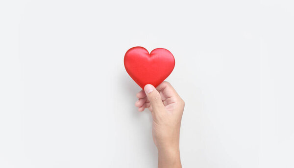 Руки держат красное сердце. концепции донорства здоровья сердца