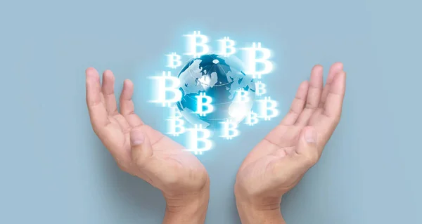 Mani Che Mostrano Icona Bitcoin Come Denaro Virtuale Sul Digitale — Foto Stock