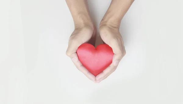 Mani Con Cuore Rosso Concetti Donazione Salute Del Cuore — Foto Stock