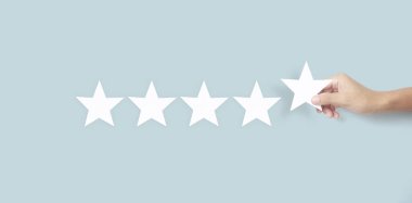 Yükselen beş yıldızın yükselen eline dokunmak. Değerlendirme ve sınıflandırma kavramını arttır