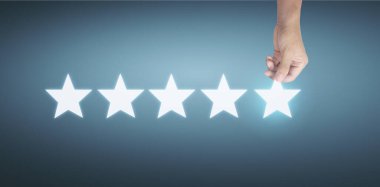 Yükselen beş yıldızın yükselen eline dokunmak. Değerlendirme ve sınıflandırma kavramını arttır