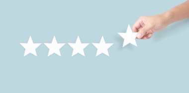 Yükselen beş yıldızın yükselen eline dokunmak. Değerlendirme ve sınıflandırma kavramını arttır