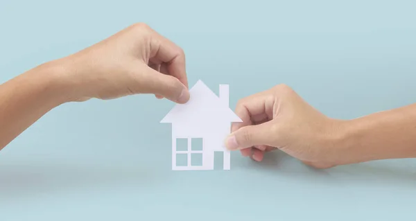 Mãos Segurando Casa Papel Casa Família Proteger Conceito Seguro — Fotografia de Stock