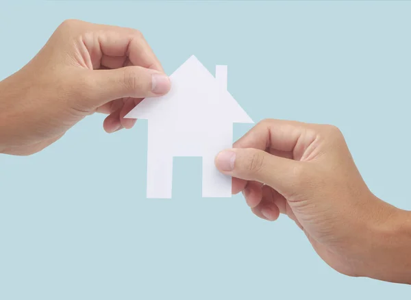 Mãos Segurando Casa Papel Casa Família Proteger Conceito Seguro — Fotografia de Stock