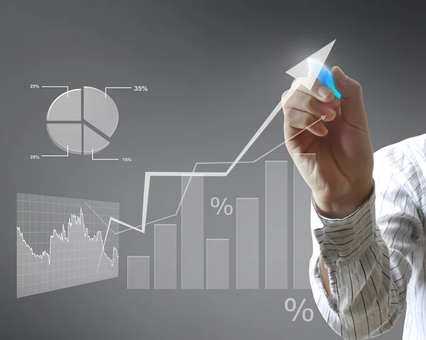 Mann zeichnet ein Diagramm — Stockfoto