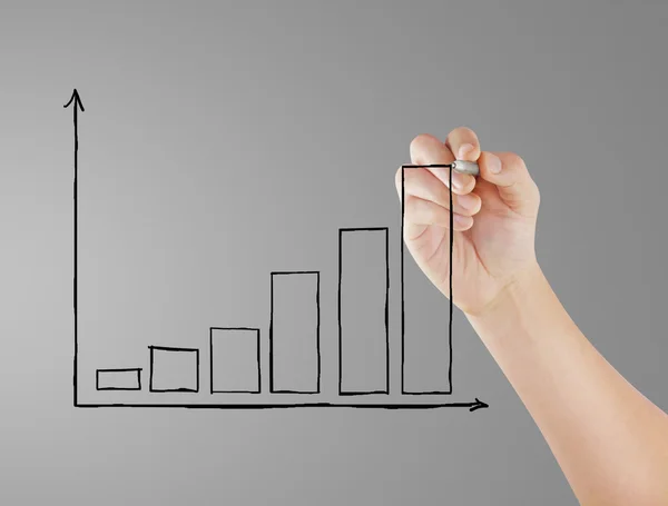 Mann zeichnet ein Diagramm — Stockfoto