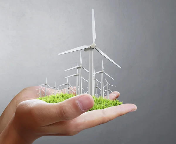 Větrná turbína v ruce — Stock fotografie