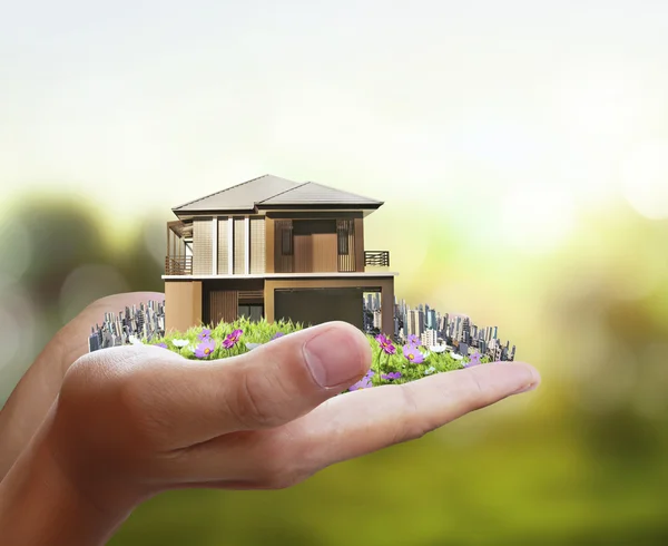 Концепция модели дома в руке — стоковое фото
