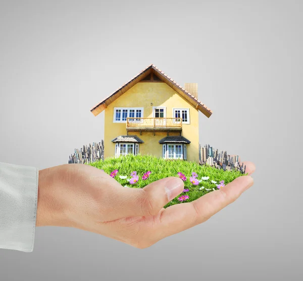 Huis model concept in hand — Stockfoto