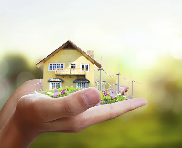 Huis model concept in hand — Stockfoto