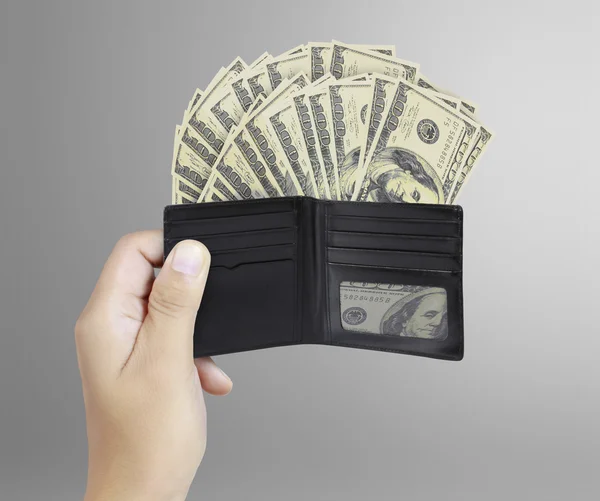 Tangan saat ia mendapatkan uang kertas keluar dari dompetnya — Stok Foto
