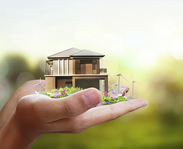 Huis model concept in hand — Stockfoto