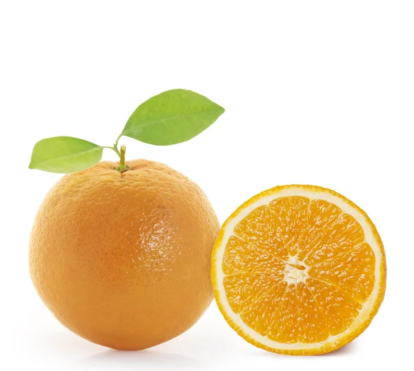 白の背景にオレンジのスライス — ストック写真