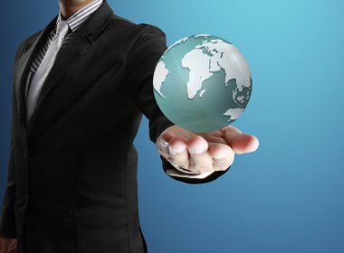onun elleri (Nasa) Globe onun h parlayan bir dünya küre tutan