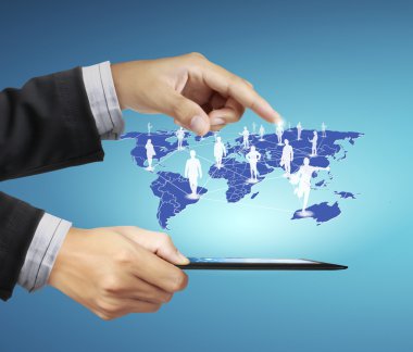 Tablet sosyal bağlantı kullanarak iş adamı 