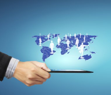 Tablet sosyal bağlantı kullanarak iş adamı 