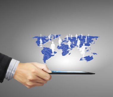 Tablet sosyal bağlantı kullanarak iş adamı 