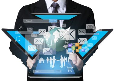 Tablet sosyal bağlantı kullanarak iş adamı 