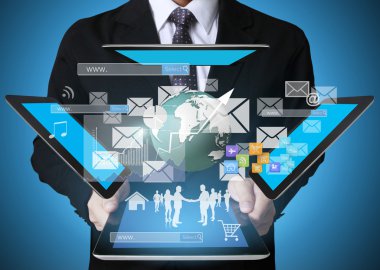 Tablet sosyal bağlantı kullanarak iş adamı 