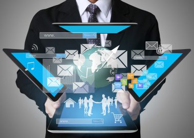 Tablet sosyal bağlantı kullanarak iş adamı 