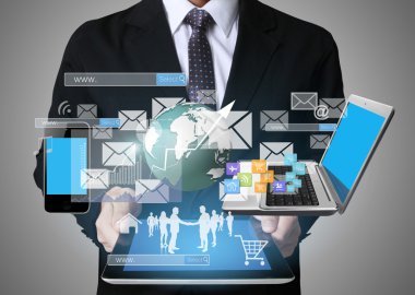 Tablet sosyal bağlantı kullanarak iş adamı 