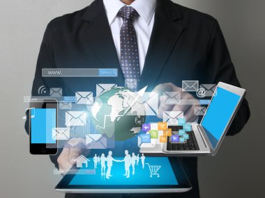 Tablet sosyal bağlantı kullanarak iş adamı 