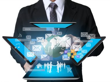 Tablet sosyal bağlantı kullanarak iş adamı 