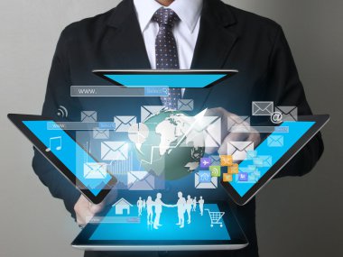Tablet sosyal bağlantı kullanarak iş adamı 