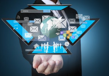 Tablet sosyal bağlantı kullanarak iş adamı 