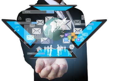Tablet sosyal bağlantı kullanarak iş adamı 