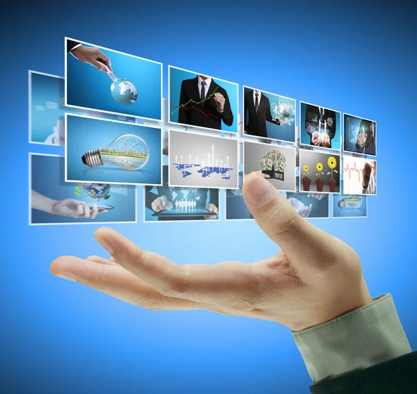 Hombre empujando en una pantalla táctil fotos digitales — Foto de Stock