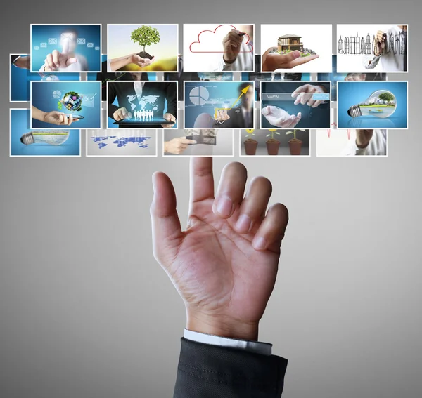 Hombre empujando en una pantalla táctil fotos digitales — Foto de Stock