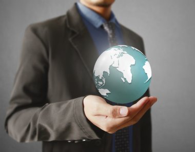 Işıldayan bir toprak küresi tutan bir iş adamı