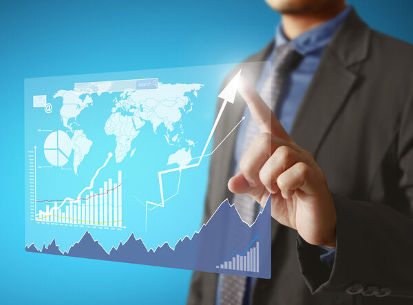 Бизнесмен нажимает высокотехнологичный тип современных кнопок на Virtu
