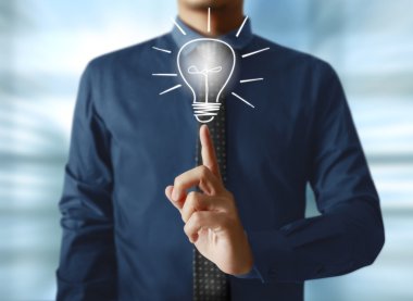 Elinde ampul tutan bir iş adamı.