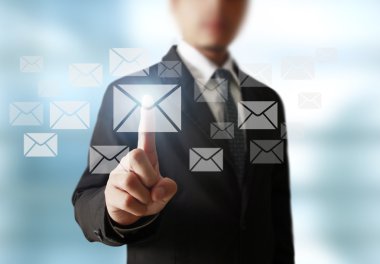 İş adamı dokunmatik ekran arayüzüne bastırıyor