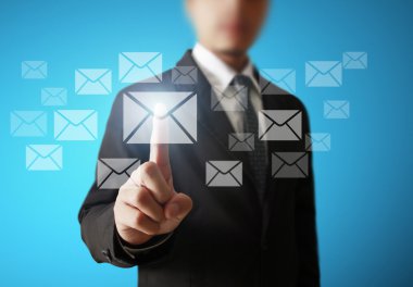 İş adamı dokunmatik ekran arayüzüne bastırıyor