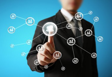 İş adamı dokunmatik ekran arayüzüne bastırıyor