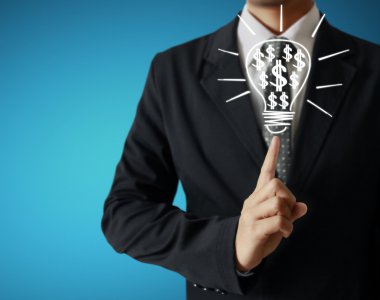 Elinde ampul tutan bir iş adamı.