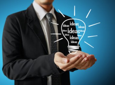 Elinde ampul tutan bir iş adamı.