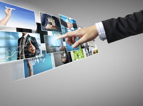 Empresário e atingindo streaming de imagens — Fotografia de Stock