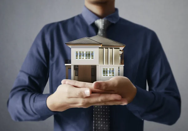 Huis model concept in hand — Stockfoto